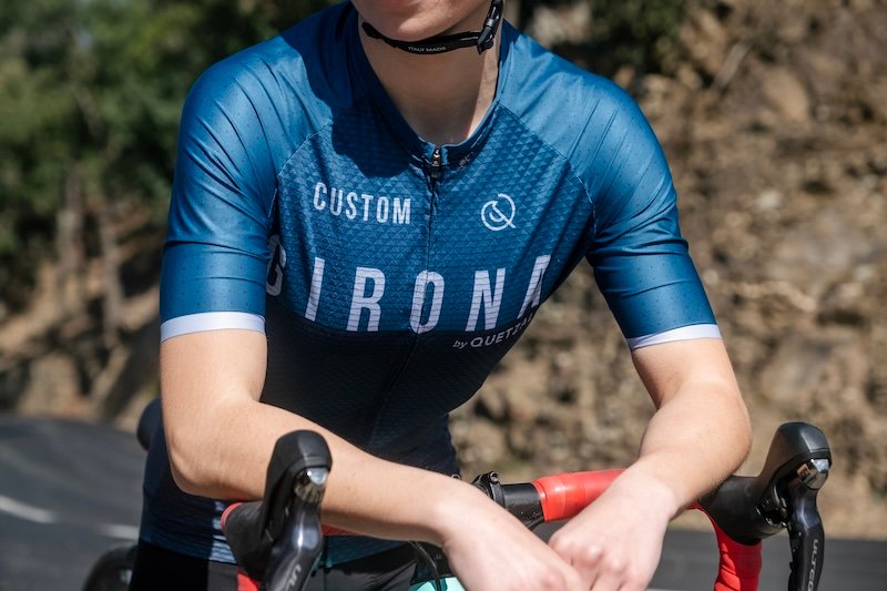 Maillot Girona en action — Quetzal