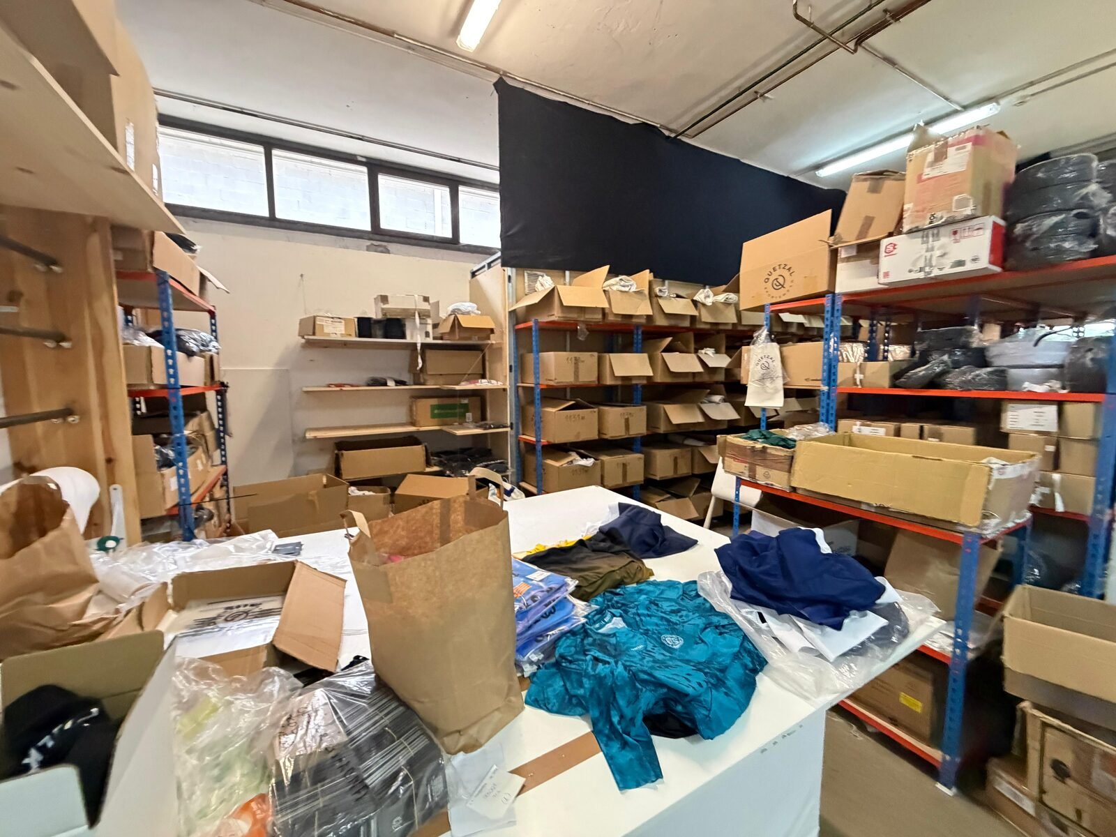 Atelier Quetzal — zone de stockage et préparation des commandes