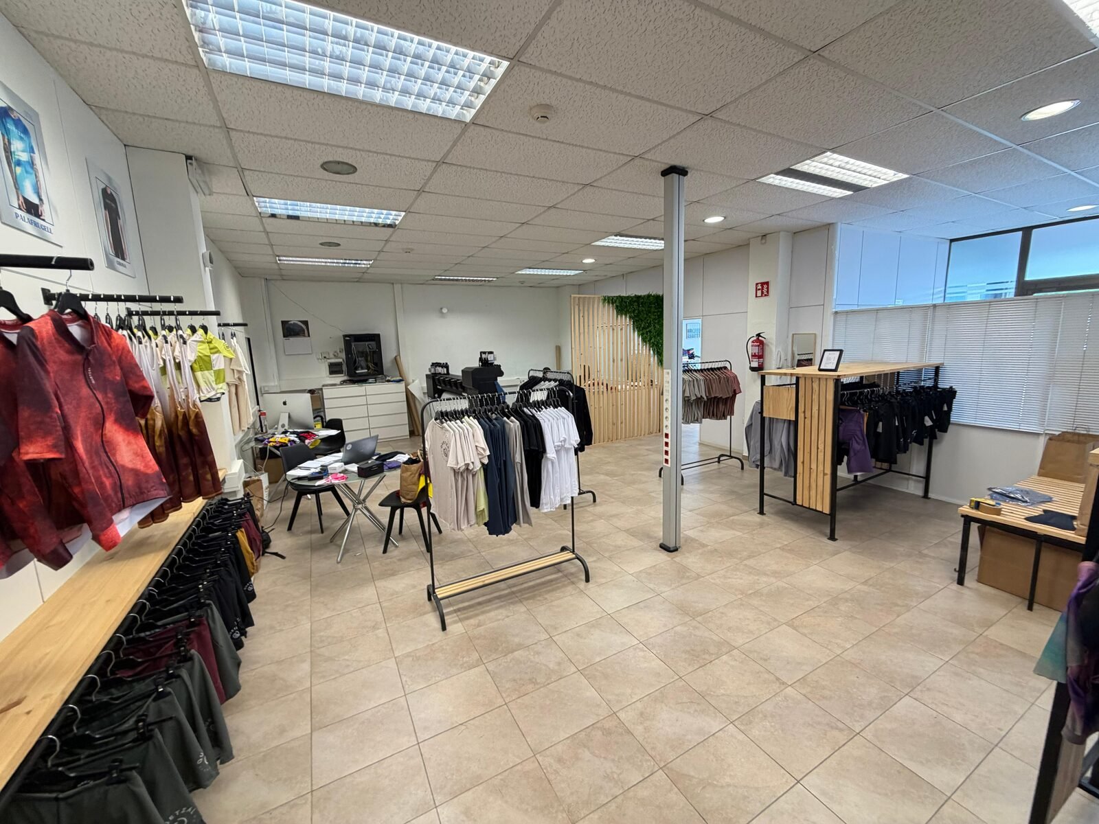 Boutique Quetzal — showroom avec présentoirs de maillots et tenues